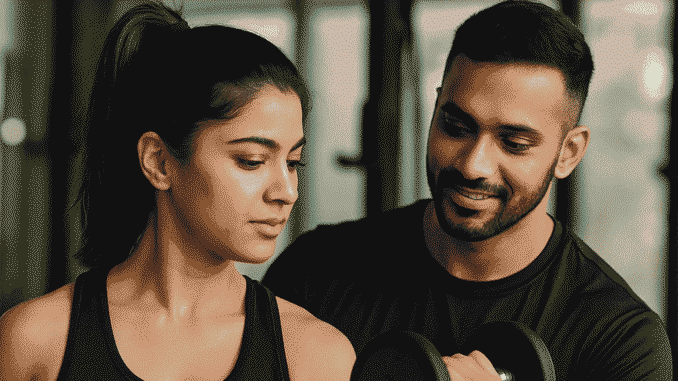 Affordable Gyms Gurgaon with Personal Training – Trainer guiding client during workout